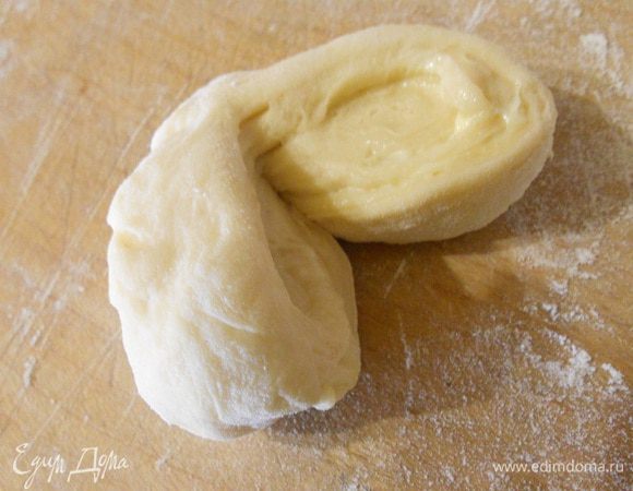 Потом рулетик отступив сверху немного  разрезать острым ножом вниз, но не до конца, получится при раскрытии как сердечко.