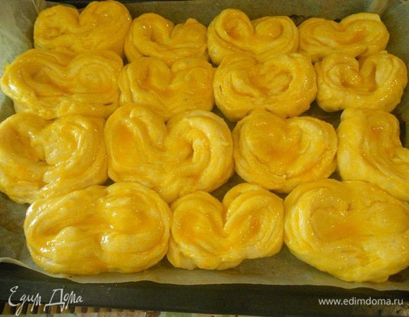 Желтки смешать отдельно с ванильным сахаром и смазать обильно поверхность плюшек, дать постоять 15 минут и поставить выпекать при температуре 190 20-25 минут до золотистой корочки.