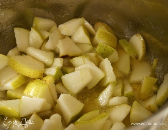 В небольшой толстодонной кастрюле растопить сливочное масло, добавить сахар и полностью его растворить, добавить нарезанные груши и дать постоять на небольшом огне минут 5