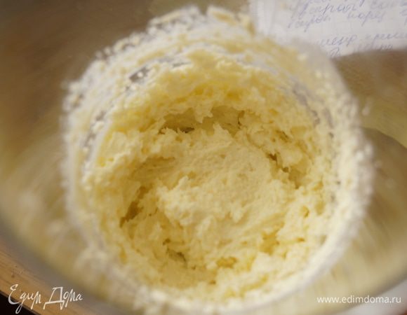 Для миндального крема: взбить масло с сахаром