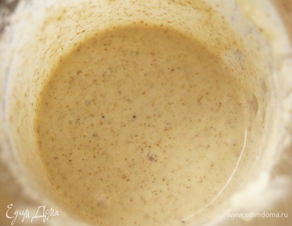 Прибавить к массе миндаль и перемешать до однородного состояния