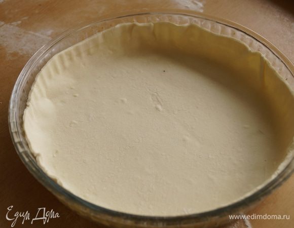 Слоеное тесто раскатать и выложить в форму для выпечки смазанную маслом