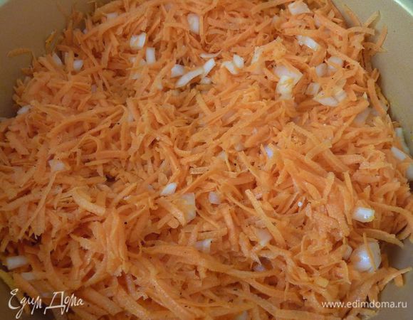 В большой кастрюле растопите половину сливочного масла на среднем огне. Добавить лук и морковь, приправить солью и перцем.
