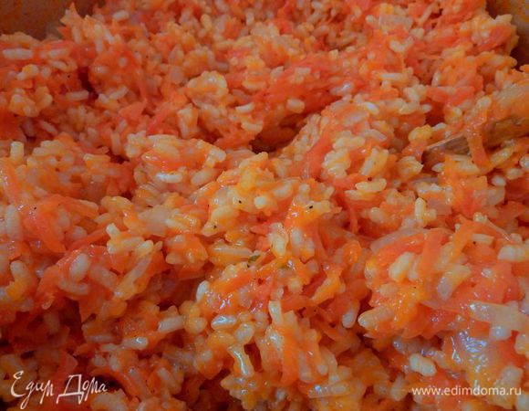 Готовить, пока рис не станет сливочным и готовым, около 30 минут (возможно не используется весь бульон).
