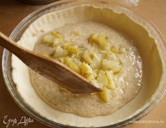 Поверх грушевую начинку, края теста смазать яйцом