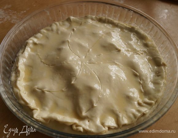 Накрыть вторым слоем теста и аккуратно защипать, верх смазать яйцом, сверху сделать небольшие надрезы. Поставить выпекаться, в разогретую до 200 градусов духовку на 20-25 минут.