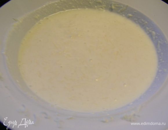 Сливки смешиваем с сыром.
