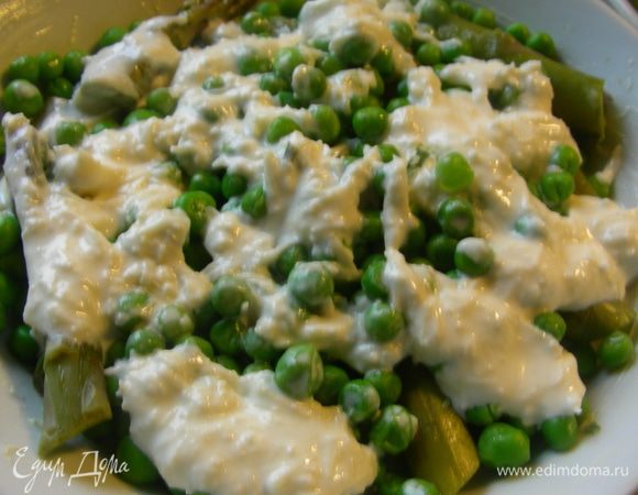 На овощи выливаем соус.
