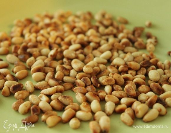 На сухой сковороде обжарить орехи...