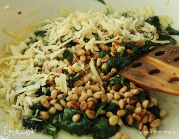 Добавить орехи и натертый на крупной терке сыр. Перемешать. Добавить соль и перец по вкусу.