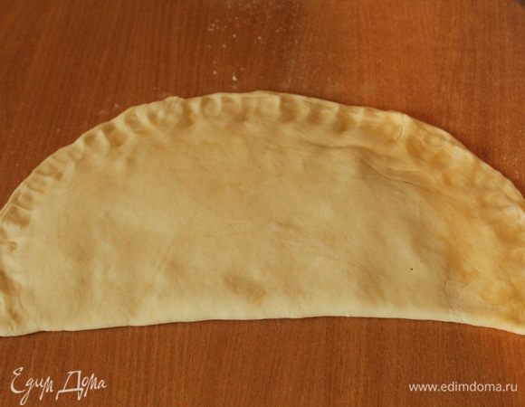 Накрыть начинку свободным краем теста.