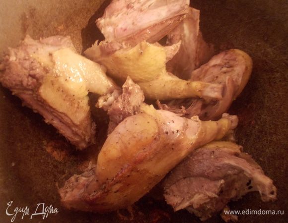 Затем отправить на огонь утку. В оригинале,нужно было добавить масло,но мне показалось,что жира с утки и так достаточно выделиться. Она должна немного протушится, минут 10.