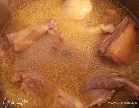 После, берем воду и заливаем утку,она должна её покрывать. Накрываем крышкой и тушим на медленном огне.