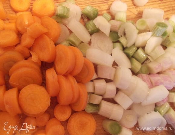 Лук и морковь порезать.