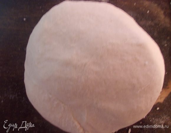 Тем временем готовим тесто, оно должно быть,как на пельмени.