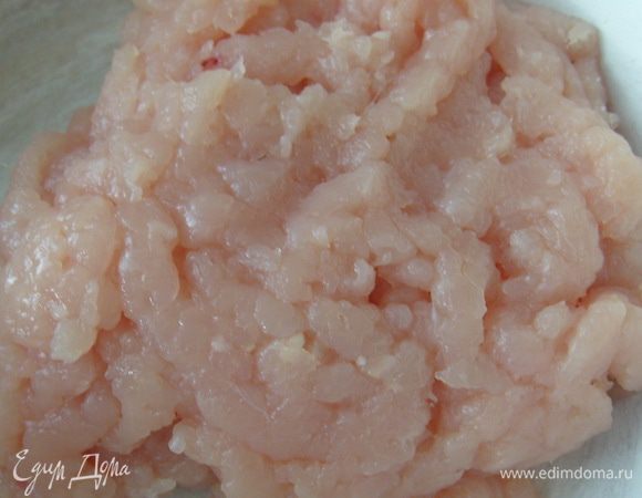 Перекрутить куриные грдуки в мясорубке.