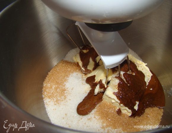 В чаше комбайна смешиваем масло, сахар, патоку — взбиваем до растворения сахара в пышную светлую массу.