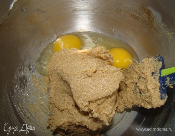Добавляем яйца — тщательно взбиваем.