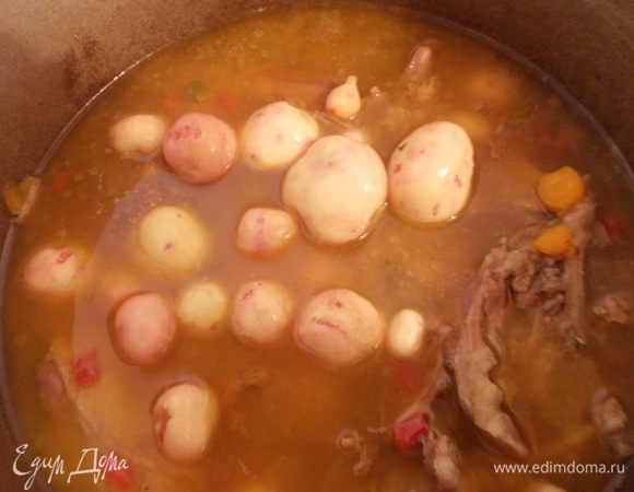 Когда утка будет почти готова,добавить все овощи и паприку.