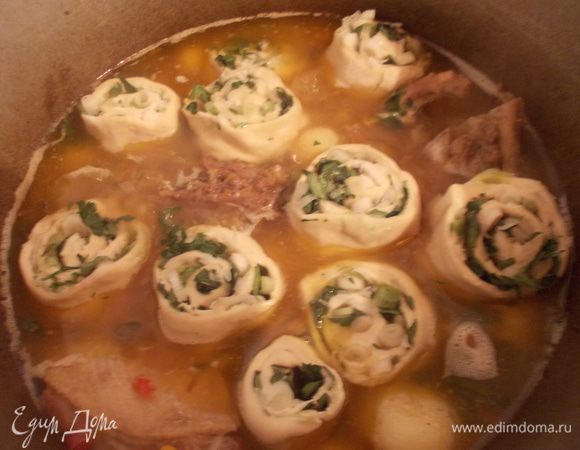 Через 5 минут, положить сверху рулетики и на большом огне при открытой крышке сварить до готовности. При этом половина жидкости выкипит.