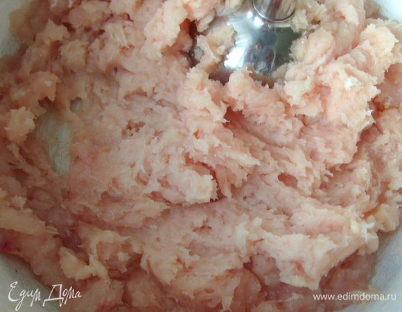 Далее в блендере взбить получившийся фарш. 