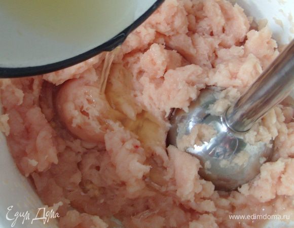 По мере взбивания фарша, в несколько приемов добавить белки. 