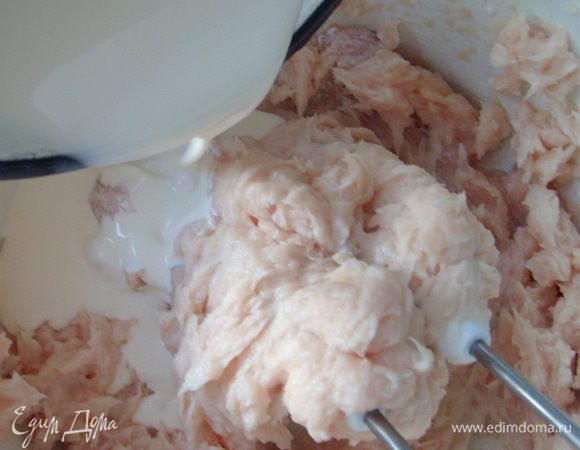 Тонкой струйкой добавить сливки, взбивая фарш миксером. Главное, чтобы фарш стал воздушный, похожий на мусс (возможно, количество сливок потребуется чуть меньше или чуть больше, все зависит от мяса).