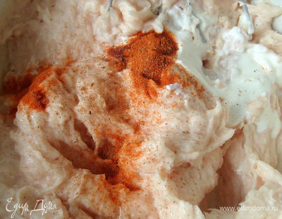 В самом конце взбивания добавить соль и специи.