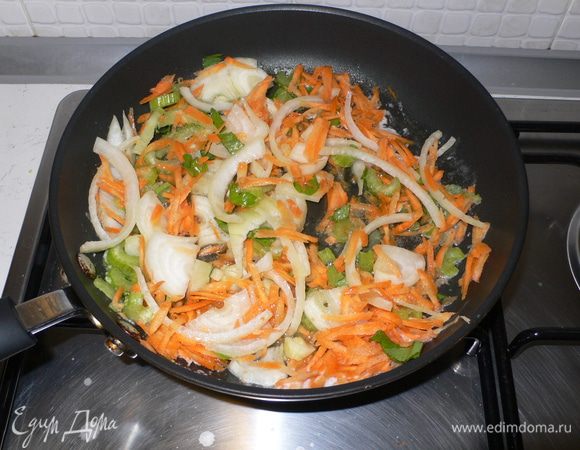 Нарезаем лук, сельдерей, морковь трем на терке. После чего обжариваем на сливочном масле 10 минут. 