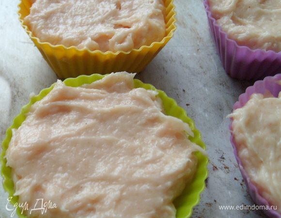 Из этого фарша (как и предлагает Огюст Эскофье) можно ложками сформировать котлетки-кнели и отварить в овощном бульоне до готовности. А можно выложить фарш в смазанные растительным маслом формочки ...