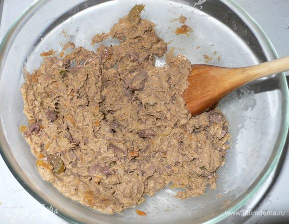 Мясо уже достаточно мягкое, но пока не подходит для фарша. Поэтому я использую блендер.
И с его помощью мясо с овощами превращается в паштет. Добавляем взбитые яйца, панировочные сухари, мускатный орех, сыр, и, если необходимо, подсаливаем. И замешиваем руками. Выйдет достаточно плотная масса.  Плотность можно регулировать добавлением бульона. Помещаем в холодильник на 6 часов. 




