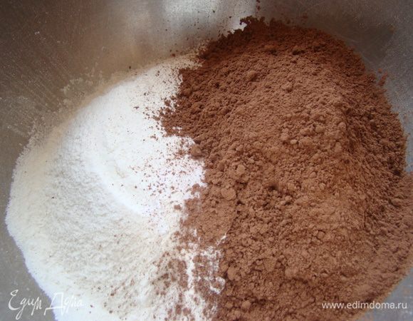 Просеиваем муку, какао, разрыхлитель, соль.