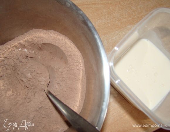 Не выключая миксера, добавляем муку с какао и пахту.