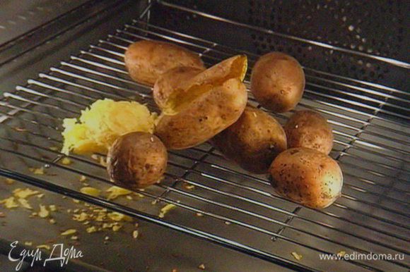 Клёсы: картофель тщательно вымыть, испечь в духовке при 180° приблизительно 1 час, таким образом картофель останется сухой.