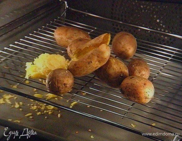 Клёсы: картофель тщательно вымыть, испечь в духовке при 180° приблизительно 1 час, таким образом картофель останется сухой.