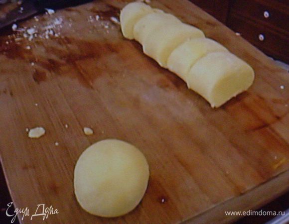  С горячего картофеля снять кожицу и помять его, как на пюре. Добавить желтки, крахмал, посолить, поперчить, добавить мускат и замесить картофельное тесто.Тесто должно быть сухое и не прилипать к рукам ( по надобности добавить ещё крахмал). На посыпанной мукой рабочей поверхности скатать тесто в колбаску, разрезать порционно и скатать в шарики.