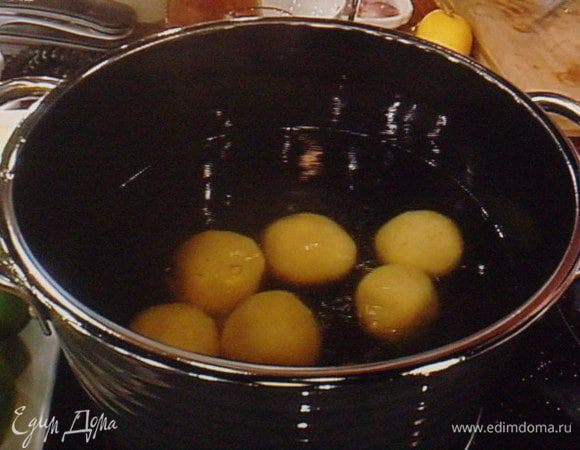  Клёсы варятся в большом количестве закипяченной, подсоленной воды, при маленьком огне (вода не должна кипеть!!) около 10-12 мин. Клёсы готовы, когда они плавают на поверхности . 