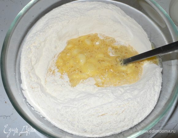 Замешиваем тесто. Я начинаю с 370 г, так как мука бывает разной структуры, а яйцо разной величины. Яичное тесто коварное — если испортишь, сделаешь слишком тугим для раскатки, то пиши пропало,  очень сложно размягчить водой.  
 