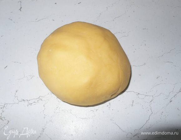 Замешанное тесто обворачиваем пленкой и оставляем на 40 минут. 