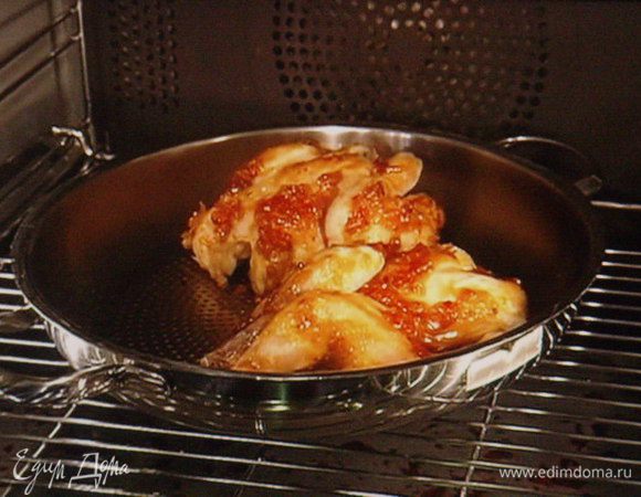 Сделать маринад из порошков чили и сладкой паприки, сока  и цедры 1/2  лайма  или лимона, соли и оливкового масла. Натереть им цыпок и поместить в духовку при температуре 160°, запечь до готовности.