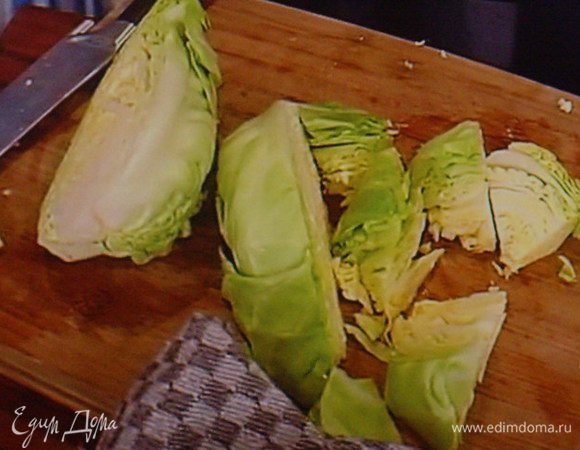 Капустку помыть, разрезать на дольки и нашинковать на довольно крупные кусочки.