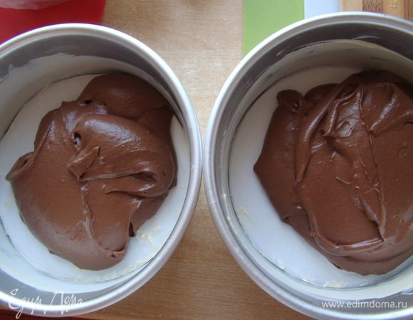 Распределяем в 2 формы по 21–23 см, выпекаем при 175°C около 20–25 минут.