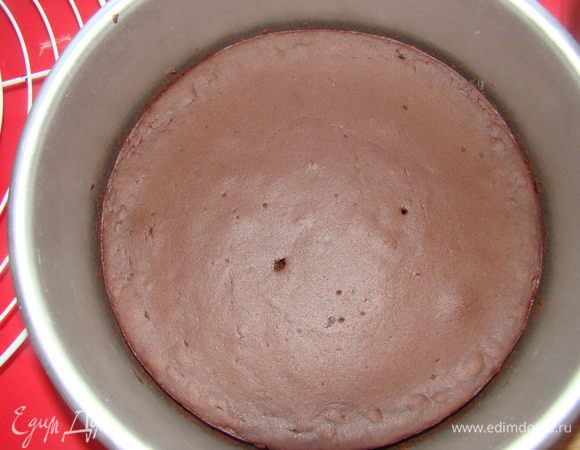 Если палочка выходит сухой из коржа — значит бисквит готов.