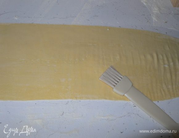 Лучше смочить водой нижний лист. 