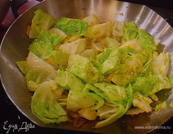 В разогретом оливковом масле  стушить капусту с добавлением мёда, сока и цедры оставшегося лайма, овощного бульона.    Посолить, поперчить.