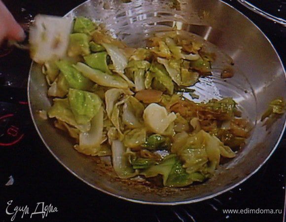 Капусточка, так как она молодая, тушится быстро. Важно не перетушить, чтобы сохранить её структуру.