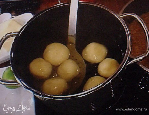 Готовые клёсы достать шомовкой и дать стечь воде.