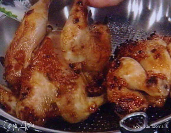 Цыпленка вынуть из духовки, разделать на порции.