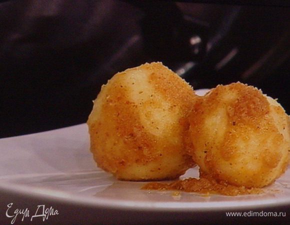 На тарелку выкладываем клёсы (кнёдели),