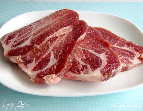 Мясо нарезать тонкими широкими ломтиками (толщиной примерно 0,5-0,7 см). Хорошенько отбить. 